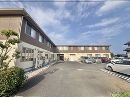 建物外観と駐車場  