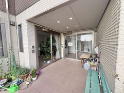 植木のある玄関先  