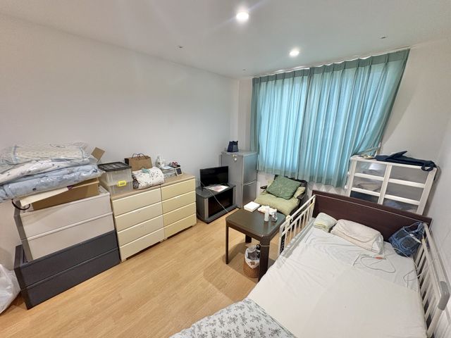備え付け家具のある居室  