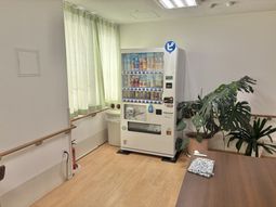 休憩スペースの自販機前  