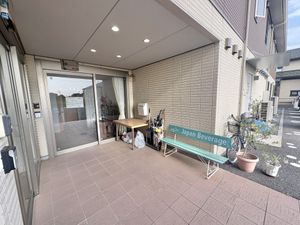 屋根付き玄関前  