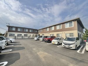 建物外観と駐車場  
