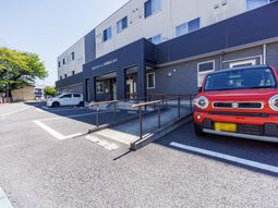 施設の外観と駐車場  