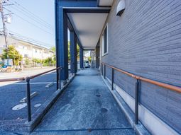 屋根付きの通路  