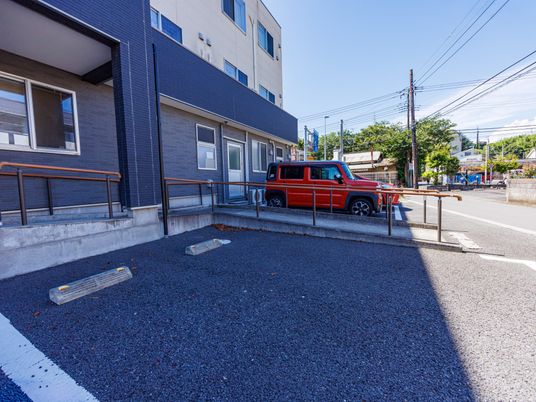 建物外観と駐車場  