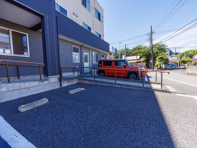 建物外観と駐車場  