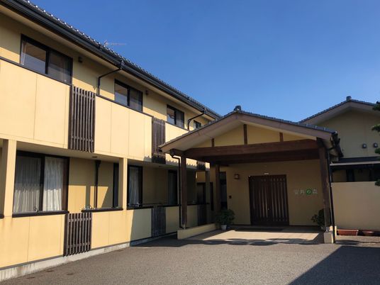 明るい外観の建物エントランス