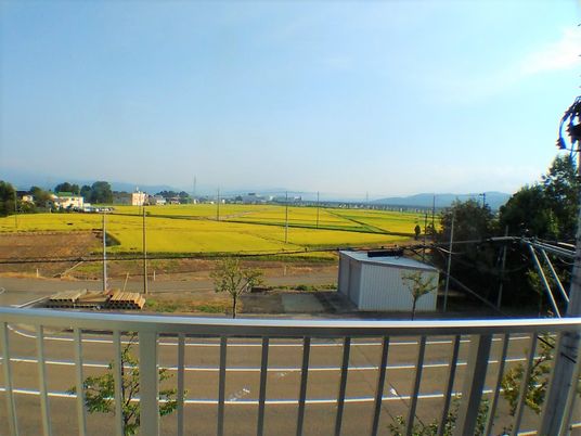 広い田園風景のバルコニー