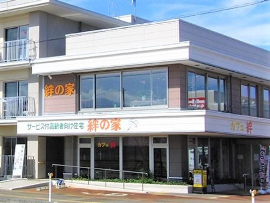 明朗な建物の外観