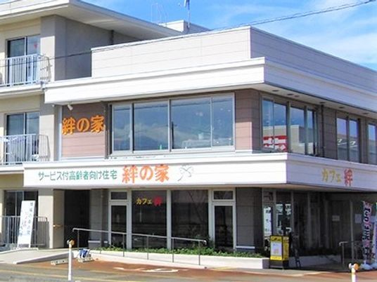 明朗な建物の外観