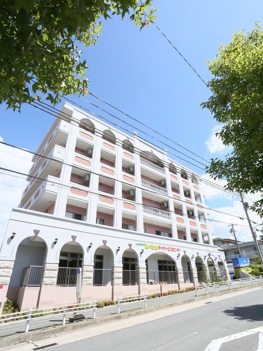 白と赤の建物の外観