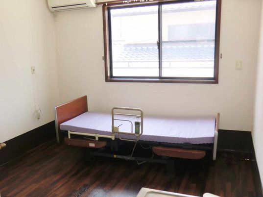 シンプルな居室の一角