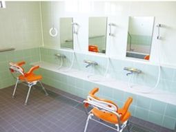 車椅子対応の清潔な洗面台