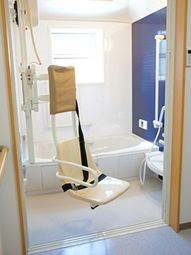 清潔な浴室と介助椅子