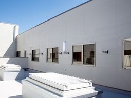 白壁の建物と窓