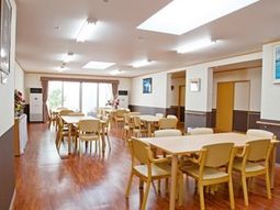 明るい食堂の様子