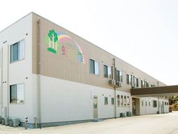 明るい施設の外観