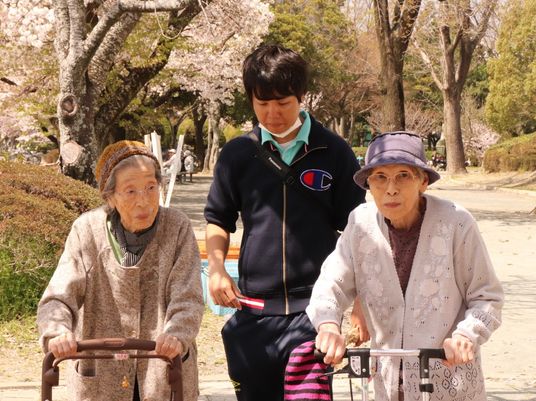桜の下で散歩する人々