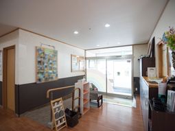 明るいエントランス風景