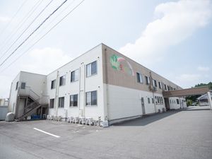 白い建物の外観画像