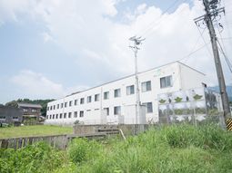 青空と緑に囲まれた建物