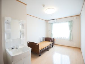 明るい居室の一室
