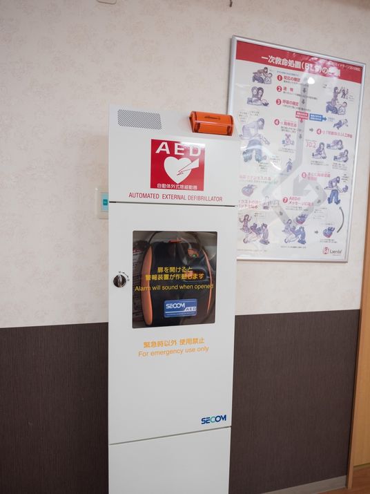 AEDと説明書きの壁面
