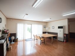 広々とした明るいダイニングスペース