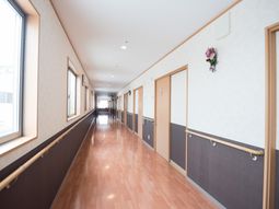 廊下の明るいイメージ