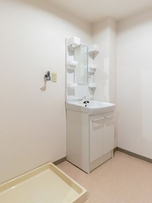 綺麗な洗面台と鏡