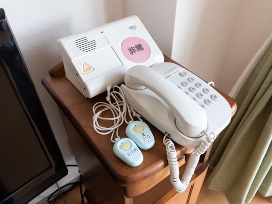緊急呼出し装置と電話
