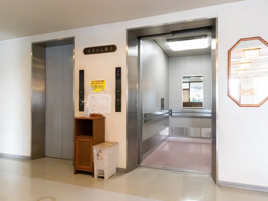 エレベーターと掲示物