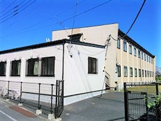 白壁の建物外観