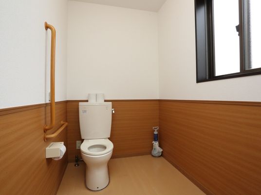 バリアフリー設計のトイレ