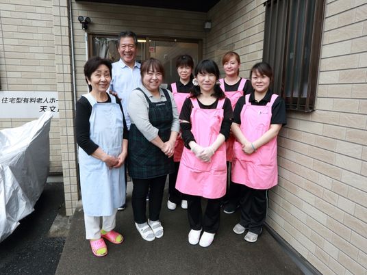 笑顔で立つスタッフ集合