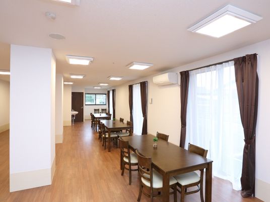 ゆったりとした食堂の室内