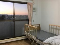 夕暮れの個室とベッド