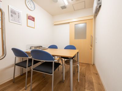 清潔な掲示物付き多目的室