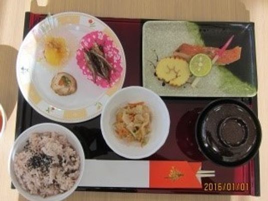 和食の盛り付け食事風景