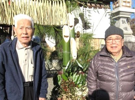 笑顔の二人と庭