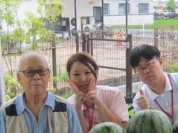 笑顔のスタッフと利用者