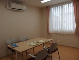 明るい壁紙の会議室
