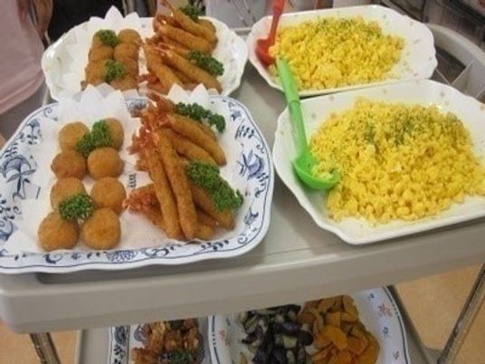 盛り付けられたバラエティ豊かな料理