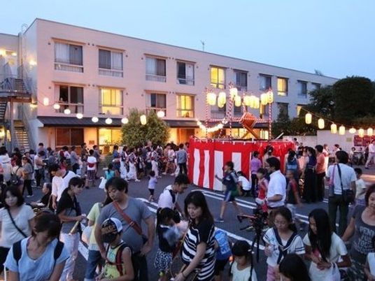 夕暮れの祭り風景前景
