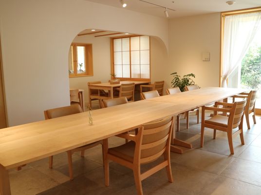 木製テーブルの明るい食堂