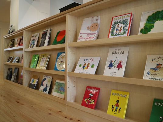 本棚に並ぶ様々な書籍
