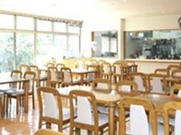 明るい食堂の様子