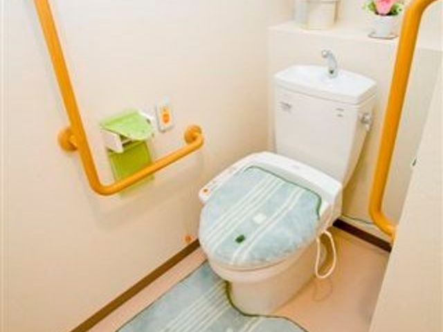 手すり付きの清潔なトイレ トイレ 明るく清潔感のあるトイレには、安全に配慮した手すりが備えられ、利便性を重視した設計です。