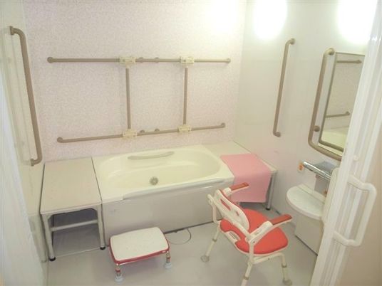 バリアフリー対応の浴室