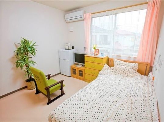 明るい個室の居室